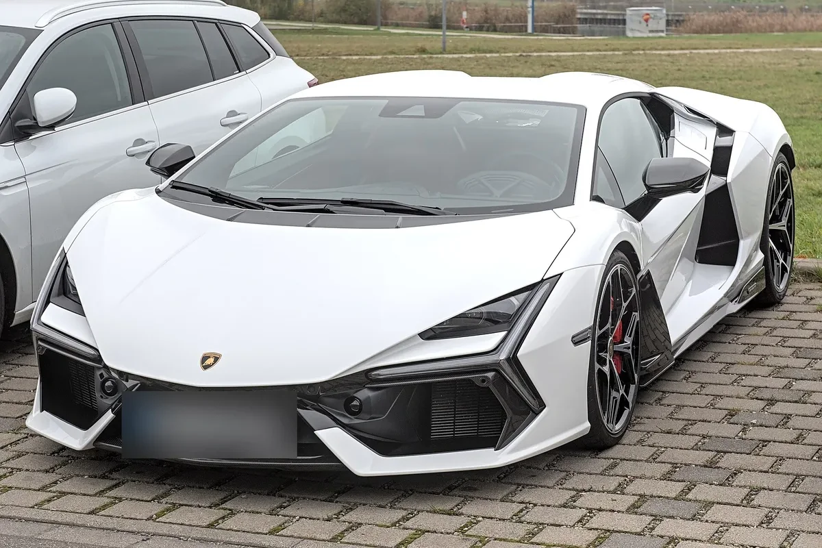 Lamborghini Revuelto